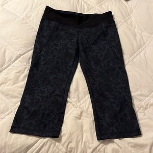 LULULEMON Gather & Crow Crop Leggings Black Blue Paisley Print Workout